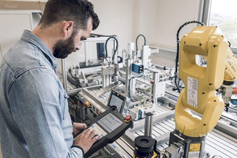 Technisch servicebedrijf bouwt 'miniatuurfabriek' voor opleiding
