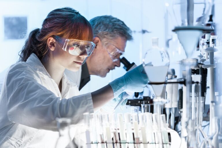 Ruim 1 op 4 farma- en chemiebedrijven werven meer aan dan gepland in 2020