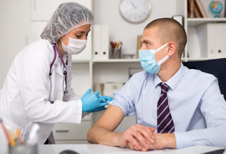 “Verplichte vaccinatie op de werkvloer in België voorlopig onmogelijk”