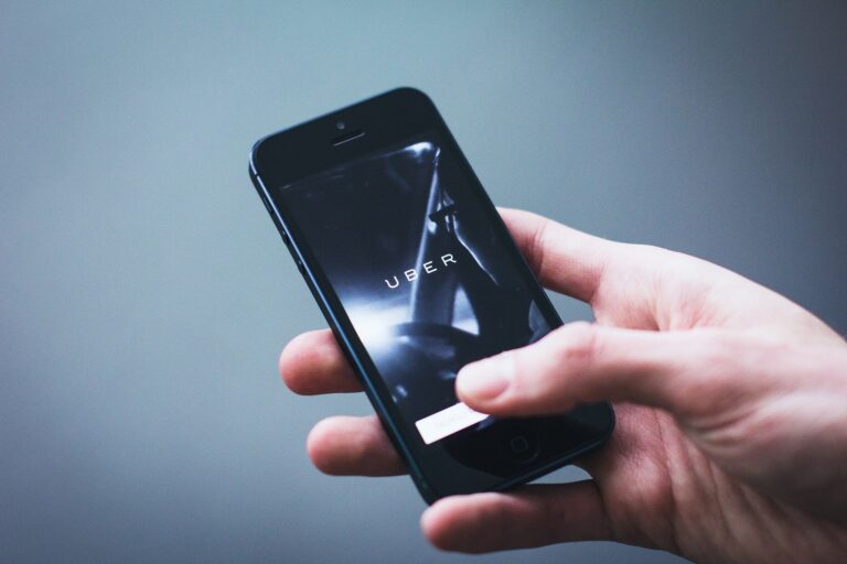 ABVV-BTB en Uber sluiten historische deal voor duizenden chauffeurs