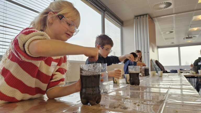 Atlas Copco investeert in toekomstig talent met hands-on STEM-workshops cover