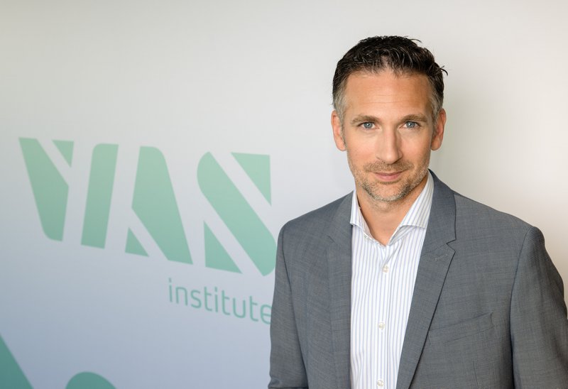 2023097 - VIAS Institute, Haren, Brussel - portretfoto's van de werknemers en directie van VIAS Institute